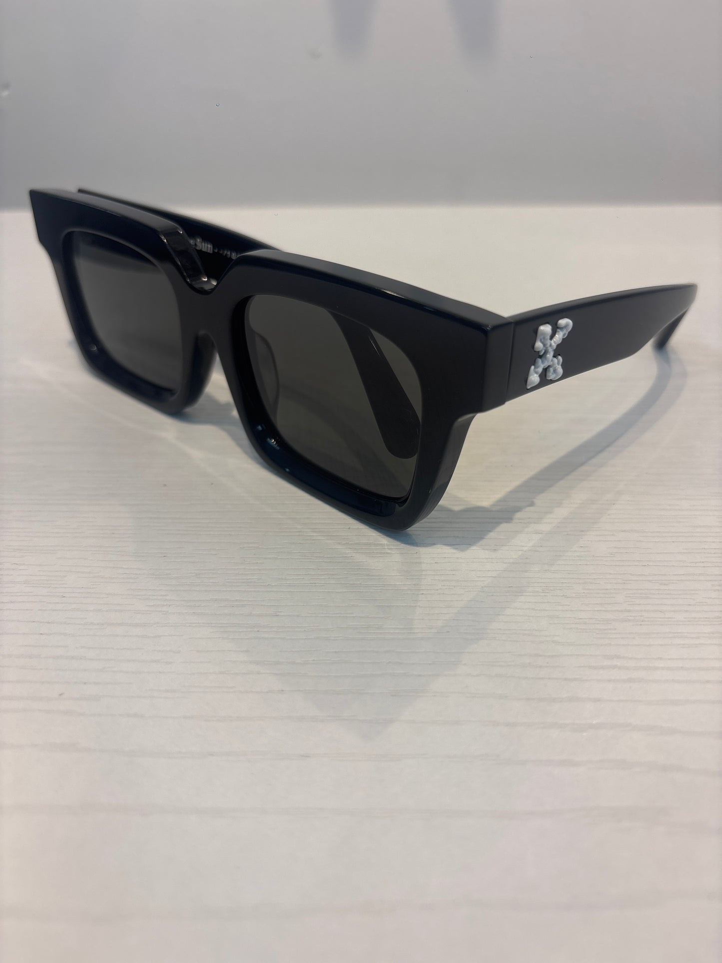DESIGNER OFF WHITE OW40001U